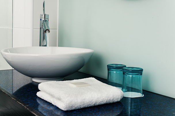Badezimmerwaschtisch Handtücher Wasser Glas blau - Foto, Bild