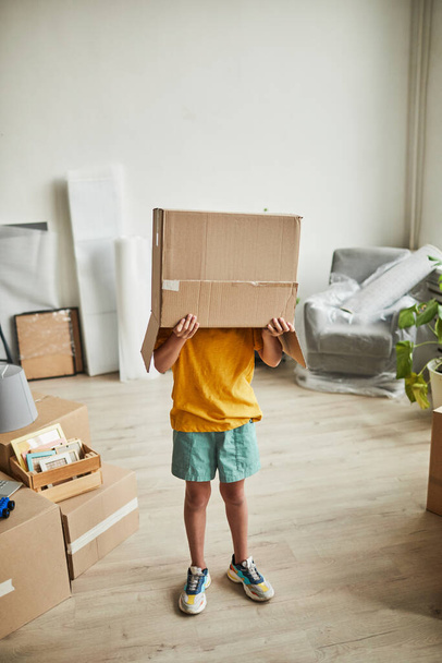 Αγόρι κρύβεται στο κουτί στο νέο σπίτι - Φωτογραφία, εικόνα