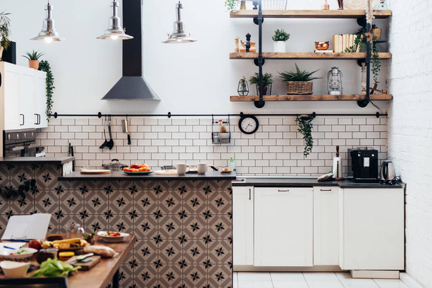 Сучасний новий світлий інтер'єр кухні з білими меблями
. - Фото, зображення