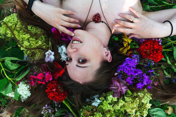 Girl lies in flowers - Valokuva, kuva