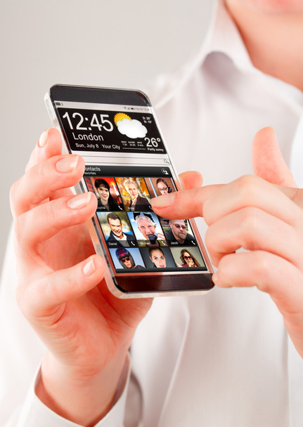 Smartphone avec écran transparent dans les mains humaines
. - Photo, image