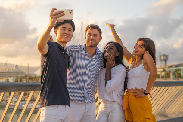Gesellschaft diverser Freunde beim Selfie - Foto, Bild