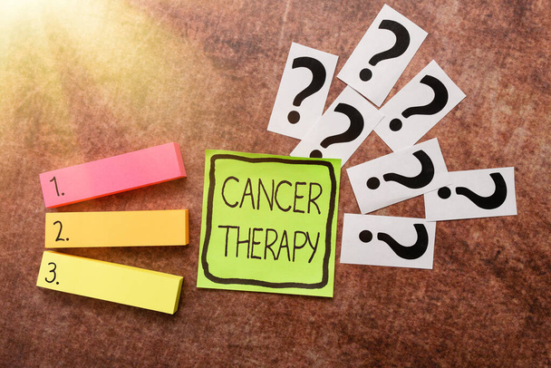 Syöpäterapiaa kuvaava teksti. Sana Kirjoitettu syövän hoidosta potilaalla usein leikkauksella Kirjoittaminen Tiedustelut ja uusien ideoiden ajattelu, Sekavuus ja mysteeri - Valokuva, kuva