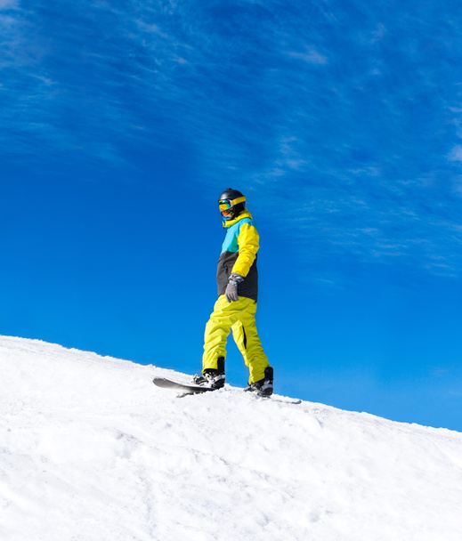 Snowboarder csúszott lefelé a dombról, - Fotó, kép