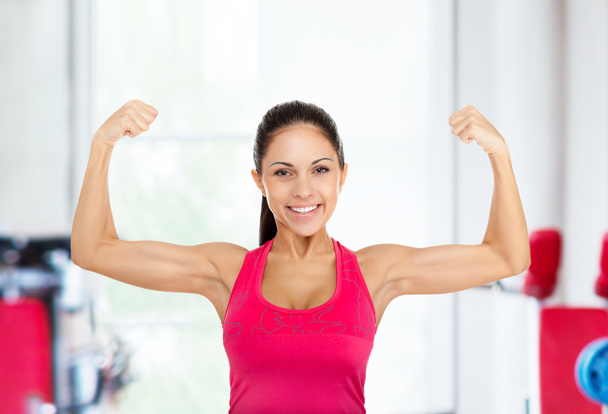 Fitness woman shows her biceps - Fotografie, Obrázek