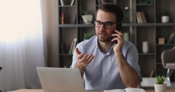 Happy successful young businessman talking on cellphone. - Video, Çekim