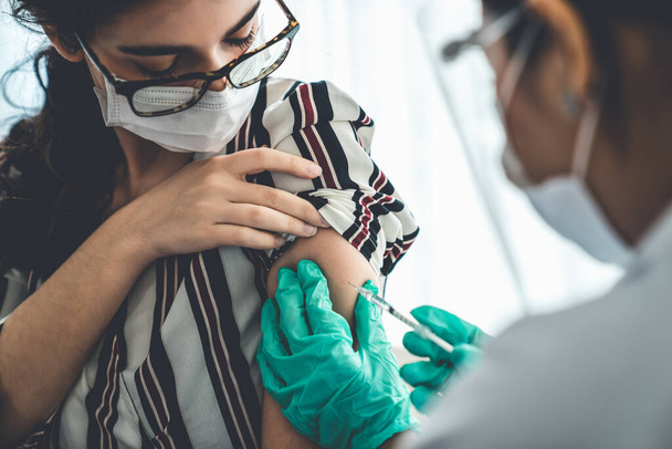 Nuori nainen käy taitava lääkäri sairaalassa rokotus - Valokuva, kuva