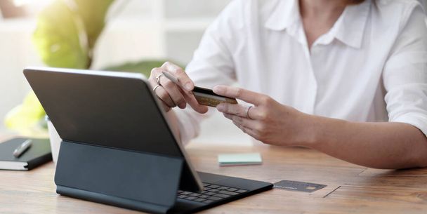 chica hace una compra en Internet en el ordenador con coche de crédito - Foto, Imagen