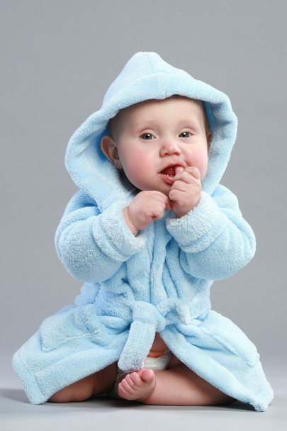 αξιολάτρευτο μωρό αγόρι σε μπλε Μπουρνούζι - Φωτογραφία, εικόνα