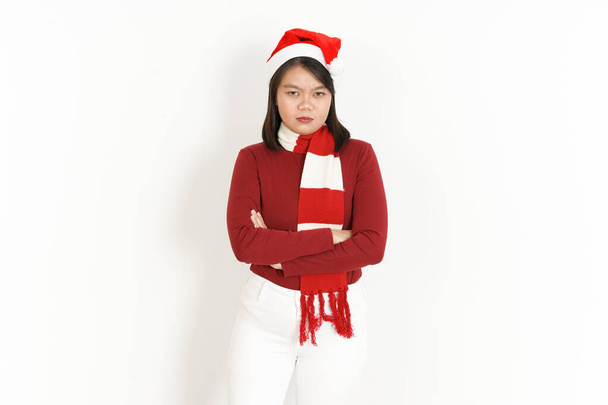 Гневное выражение лица азиатской женщины, носящей красную черепаху, и Санта-Клауса, одинокого на белом фоне - Фото, изображение
