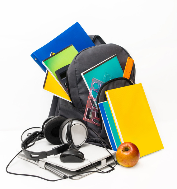 iskolai hátizsák-ellátás és a tabletta, a fejhallgató. - Fotó, kép