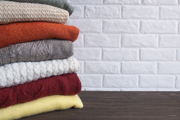 Camisolas quentes de malha dobradas, meias-overs ou cobertores. Roupas de outono e inverno. - Foto, Imagem