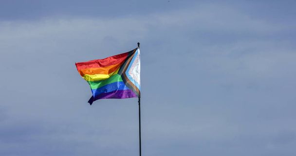 Duhová vlajka je symbolem lesbických, homosexuálních, bisexuálních, transsexuálních (LGBT) a homosexuálních pých a LGBT sociálních hnutí. Osm pruhů vlajka s bílým pruhem uprostřed, představující všechny barvy (lidská rozmanitost z hlediska náboženství, pohlaví, pohlaví pref - Fotografie, Obrázek
