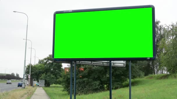 Billboard na ekranie drogi - zielony - Materiał filmowy, wideo
