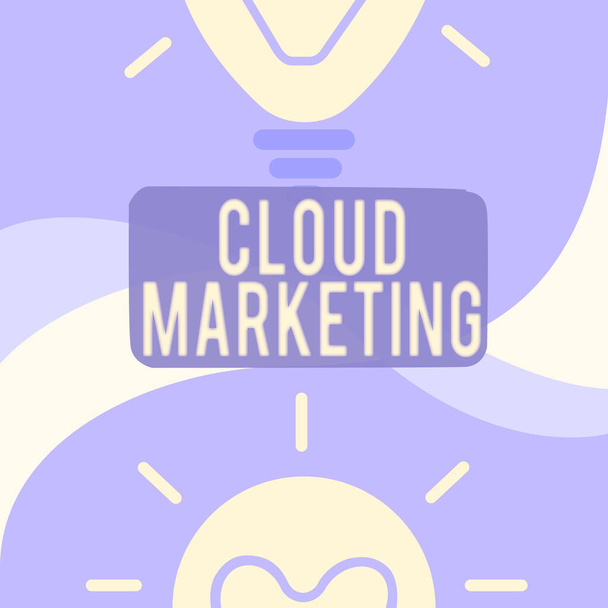 Tekst pokazujący inspirację Cloud Marketing. Podejście biznesowe Proces organizacji do wprowadzania na rynek swoich usług Świecąca żarówka Rysunek Wyświetlanie świeżych odkryć. - Zdjęcie, obraz