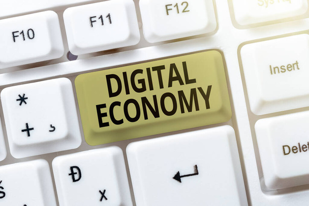 Metin işareti Dijital Ekonomi 'yi gösteriyor. İnternet Konsepti dünya çapında ekonomik faaliyetler ve teknolojiler ağı Çevrimiçi Belgelendirme Fikirleri, Önemli Dosyalar İnternet 'e Yükleniyor - Fotoğraf, Görsel