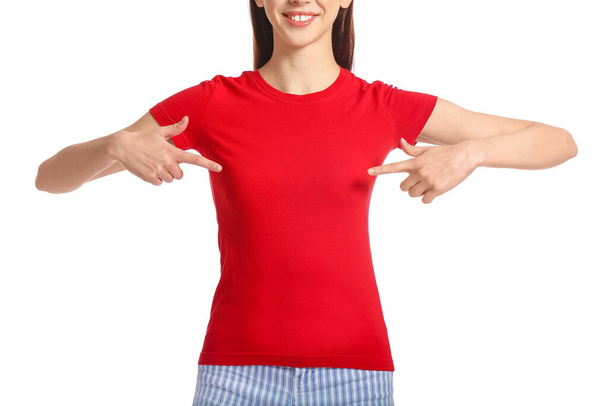 Mujer joven en camiseta moderna sobre fondo blanco - Foto, Imagen