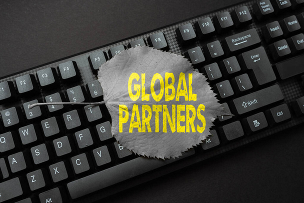 Podpis koncepcyjny Global Partners. Przegląd działalności Dwie lub więcej firm z różnych krajów pracuje jako zespół Abstrakcyjne wpisywanie listów zaproszeniowych online, utrwalanie programu przetwarzania tekstu - Zdjęcie, obraz