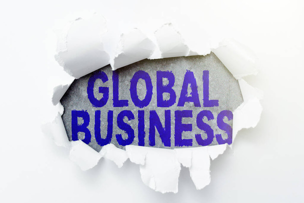 Az ihletet adó szöveg Global Business. Szó írva a kereskedelmi és üzleti rendszer egy cég csinál szerte a világon gondolkodás új írás fogalmak, áttörés írók blokk - Fotó, kép