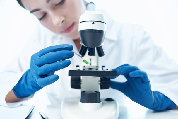 γυναίκα βοηθός εργαστηρίου μικροσκόπιο έρευνα βιοτεχνολογία επιστήμη - Φωτογραφία, εικόνα