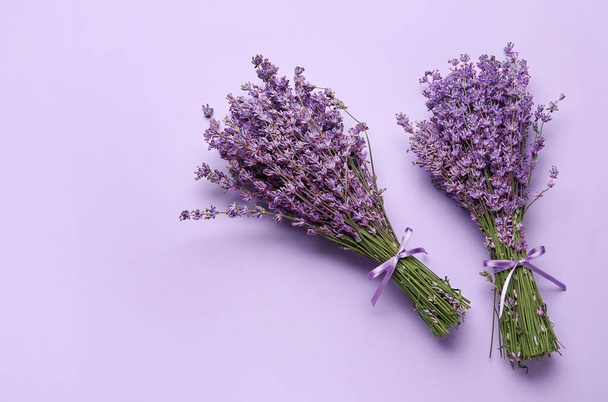 Bouquets de fleurs de lavande sur fond de couleur - Photo, image