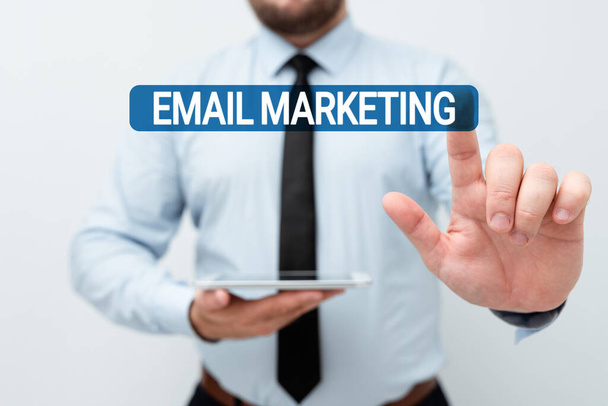 Tekst pokazujący inspirację Email Marketing. Koncepcja oznaczająca Wysyłanie komercyjnej wiadomości do grupy wyświetlaczy za pomocą poczty Prezentowanie nowych pomysłów technologicznych Dyskusja o poprawie technologii - Zdjęcie, obraz
