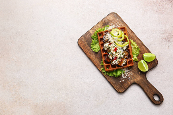 Sabroso gofre belga con verduras y lima sobre fondo claro - Foto, imagen