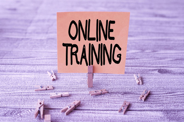 El yazısı tabelası Online Training. İş yaklaşımı Yeni Fikir Gösteren Çamaşır Klipleri ile çevrili Boş Meydan Notu Elektronik araçtan eğitim programını alın. - Fotoğraf, Görsel