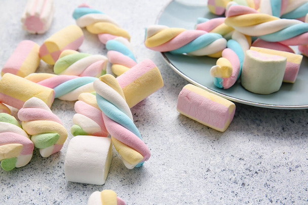 Πιάτο με νόστιμα marshmallows στο φως φόντο, closeup - Φωτογραφία, εικόνα