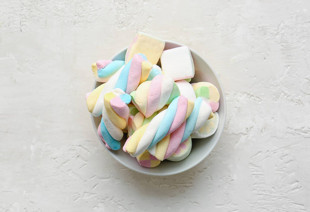 Bowl with yummy marshmallows on light background - Photo, Image