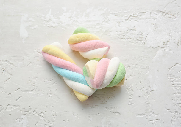 Pastille gedraaid marshmallows op lichte achtergrond - Foto, afbeelding