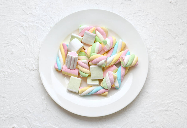 Piatto con gustosi marshmallow colorati su sfondo chiaro - Foto, immagini