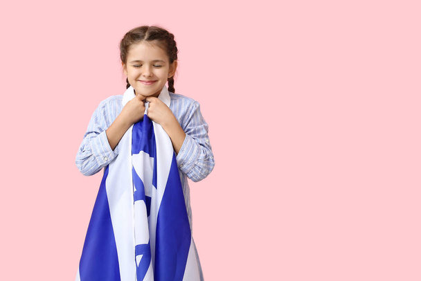 Malá dívka s vlajkou Izraele na barevném pozadí - Fotografie, Obrázek