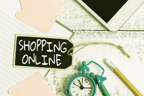 Inspiraatio osoittaa merkki Shopping Online. Käsite tarkoittaa ostaa haluat kautta internet-sivuston sitten toimittaa sen Säveltäminen Kirje Idea, Listing Tekstiasiakirjat, Luonnos Käsinkirjoitettu artikkeli - Valokuva, kuva