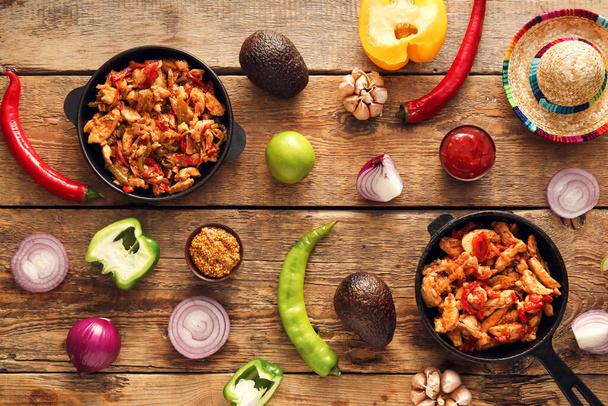 Koostumus maukas Fajita, vihanneksia, kastiketta ja sombrero hattu puinen tausta - Valokuva, kuva
