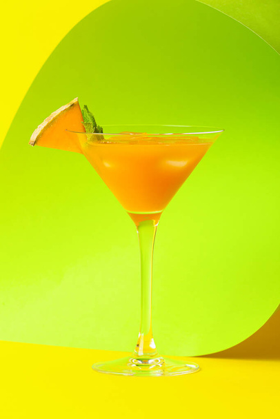 Стакан вкусного коктейля дыни на цветном фоне - Фото, изображение