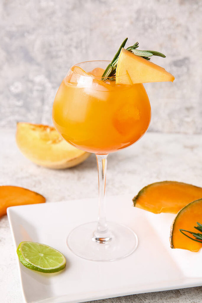 Bicchiere con cocktail di melone freddo sul tavolo - Foto, immagini