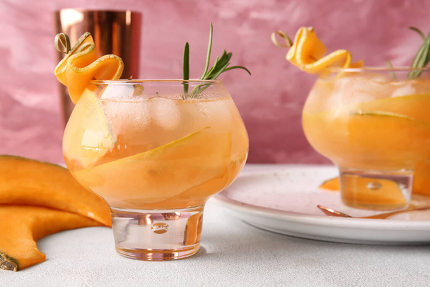 Bicchieri con cocktail di melone in tavola - Foto, immagini