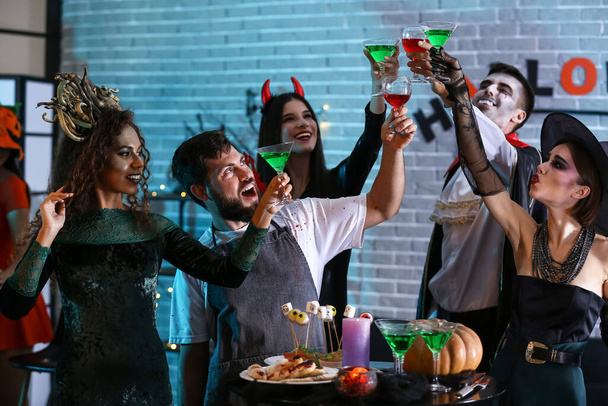 Menschen haben Spaß bei Halloween-Party - Foto, Bild