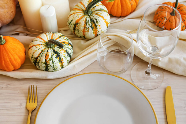 Beau décor de table d'automne avec citrouilles - Photo, image