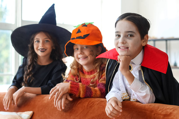 Petits enfants mignons célébrant Halloween à la maison - Photo, image