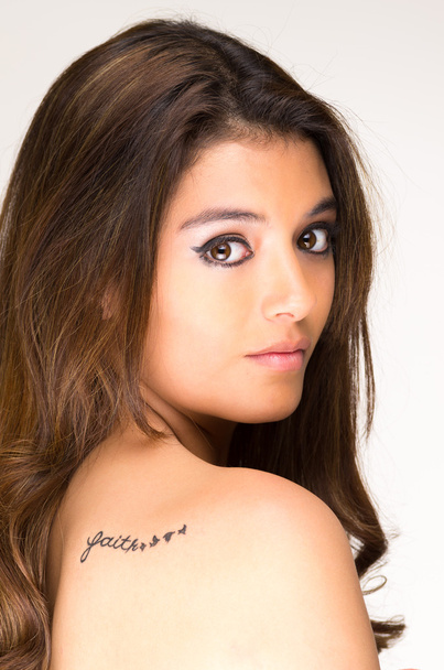 Portrait of beautiful girl with faith tatoo on her back - Foto, Imagem