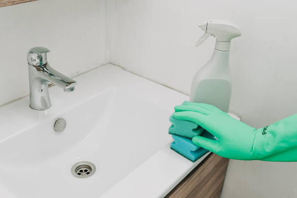 Persoon wassen van de handen in de badkamer - Foto, afbeelding