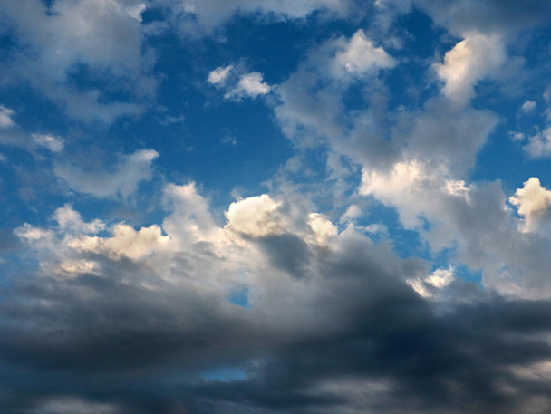 beautiful clouds in the evening sky - Fotografie, Obrázek