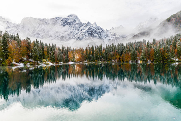 Malowniczy widok na jezioro Fusine, Włochy  - Zdjęcie, obraz