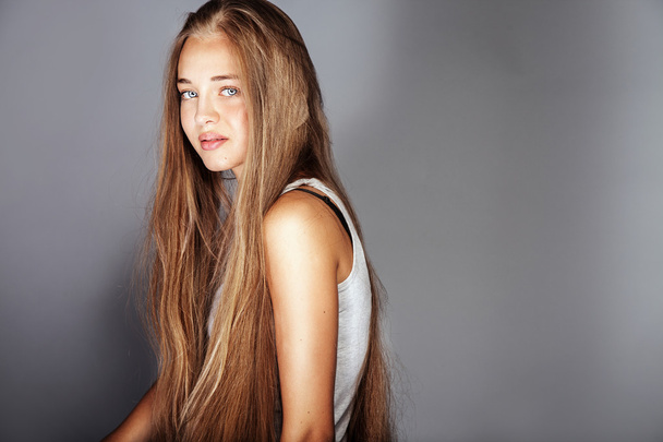 mladá dívka s dlouhými vlasy představují - Fotografie, Obrázek