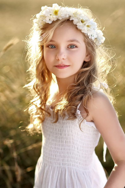 portrait of a beautiful little girl in a field - Foto, imagen
