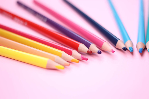Közelkép a színes ceruza készlet rózsaszín háttér - Fotó, kép
