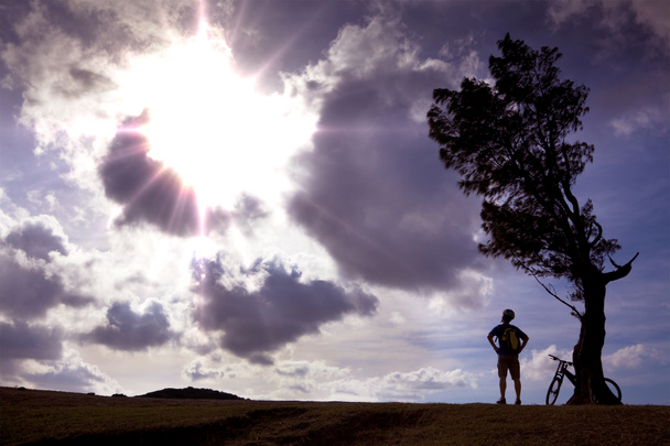 ciclista de bicicleta ficar na colina observando a luz do sol e relaxar
 - Foto, Imagem