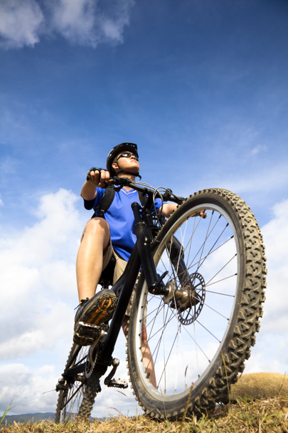 Maastopyöräilijä ja sininen taivas tausta
 - Valokuva, kuva